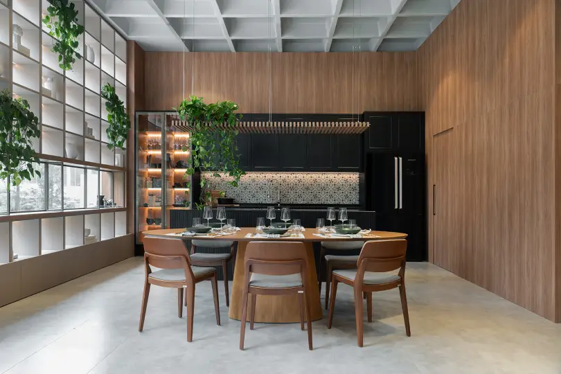 Cozinha planejada moderna com ilha central, tons claros e iluminação embutida, fotografia realista