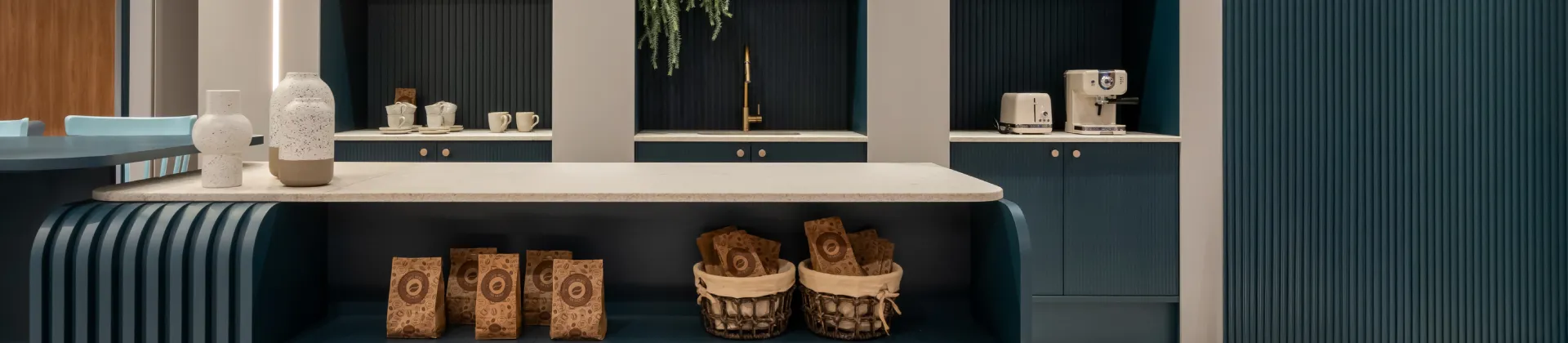 Ambiente amplo e sofisticado de móveis planejados Ambiento Italínea, paleta neutra com madeira clara, iluminação suave, fotografia profissional de interiores