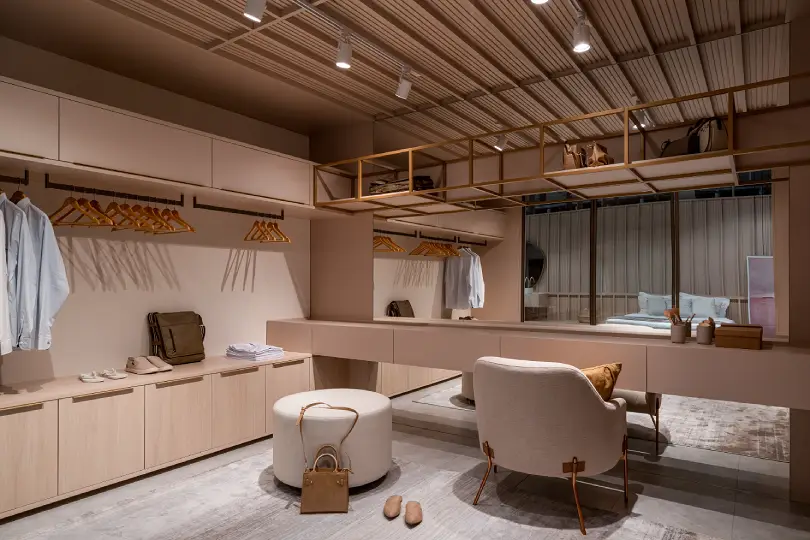 Closet planejado com portas de vidro, iluminação interna e organização de roupas, fotografia realista