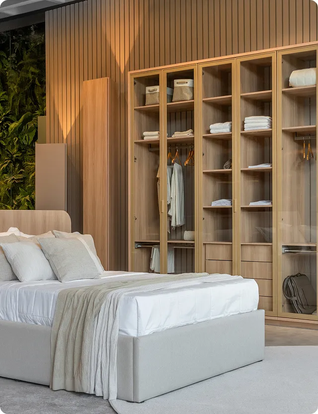 Foto de quarto planejado Ambiento Italínea com cama de casal e armários amadeirados